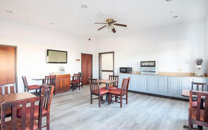 OYO Townhouse Clute Lake Jackson