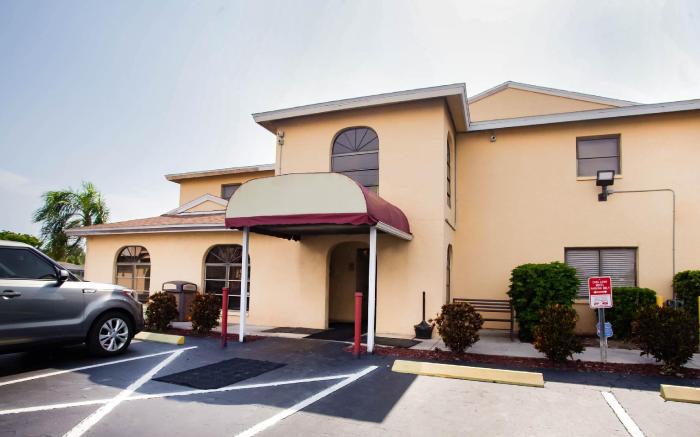 OYO Waterfront Hotel- Cape Coral/Fort Myers, FL