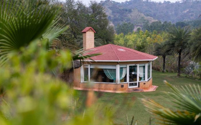 StayVista at Brickwood Hill with Outdoor Infinity Pool & Jacuzzi