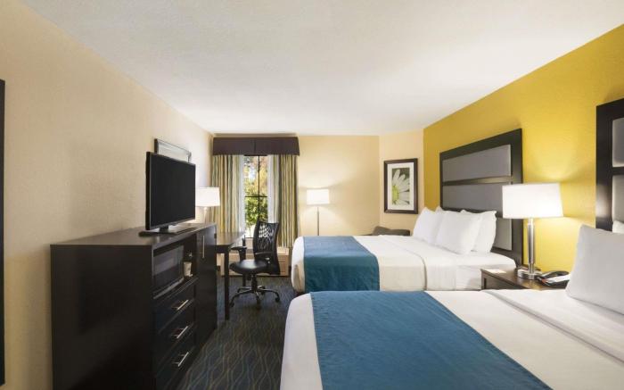 Days Inn & Suites by Wyndham Commerce