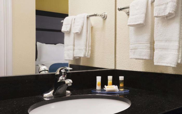 Days Inn & Suites by Wyndham Commerce