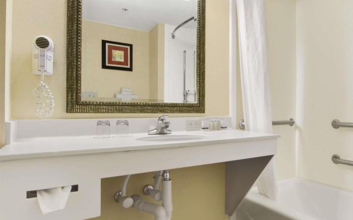 La Quinta Inn & Suites by Wyndham Raleigh Downtown North