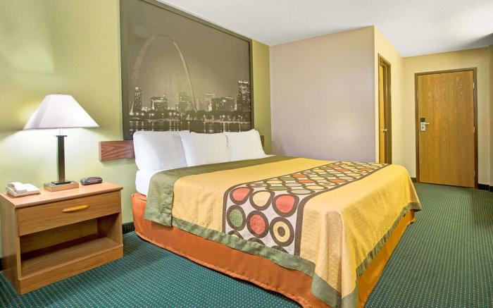 Super 8 By Wyndham Eureka/Six Flags Nearby