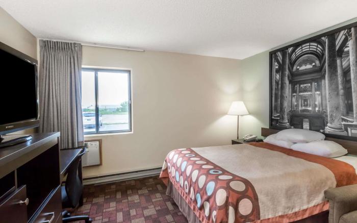Super8 by Wyndham Luverne I-90