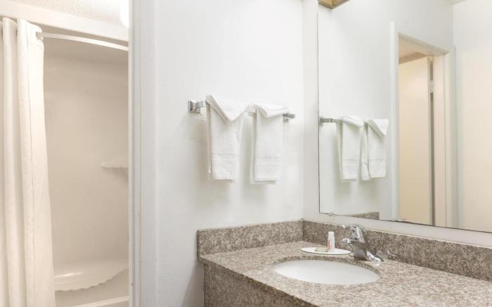 Super 8 By Wyndham Riviera Beach West Palm Beach