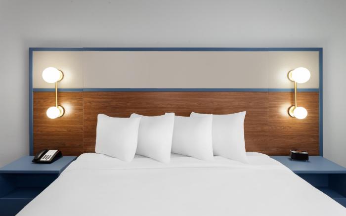 AmericInn by Wyndham Eagle River Downtown