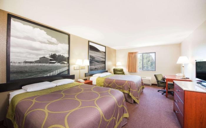 Super 8 By Wyndham Iola Ks