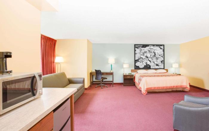 Super 8 by Wyndham Jackson MN