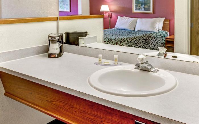 Days Inn & Suites by Wyndham Gresham