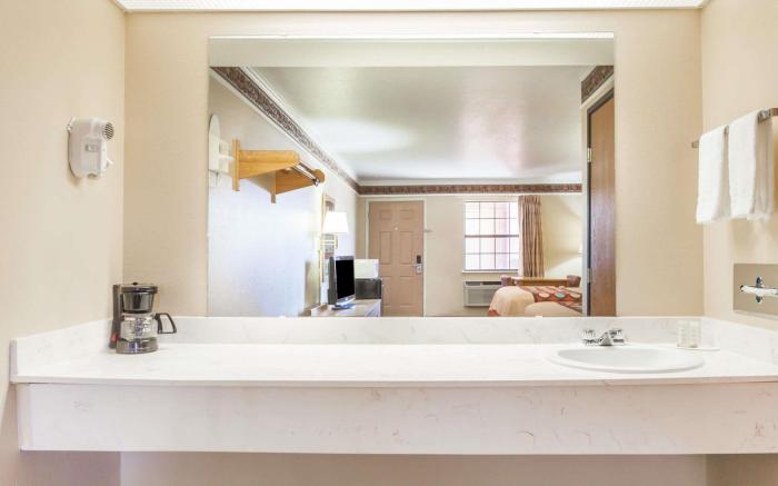 Super 8 By Wyndham Mount Vernon