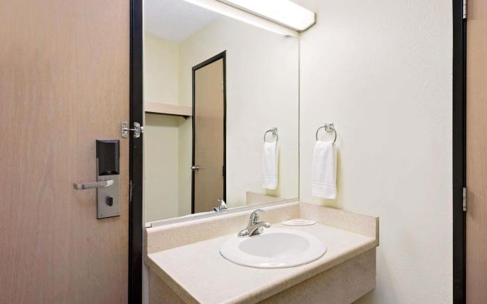 Super 8 By Wyndham Metropolis