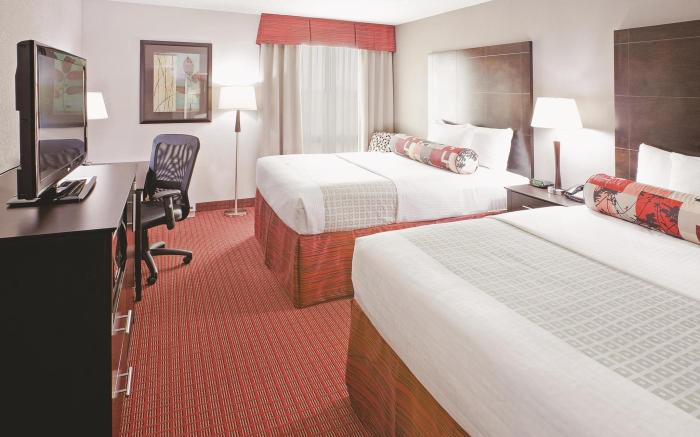 La Quinta Inn & Suites by Wyndham Dallas I-35 Walnut Hill Ln