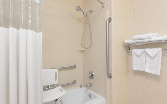 Howard Johnson by Wyndham Bakersfield