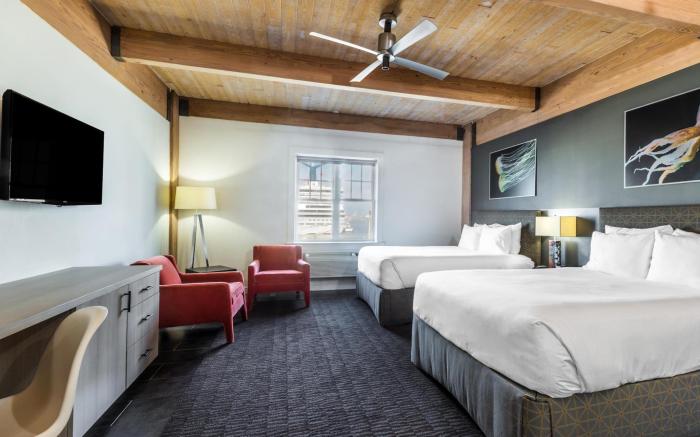 Harbor House Hotel and Marina