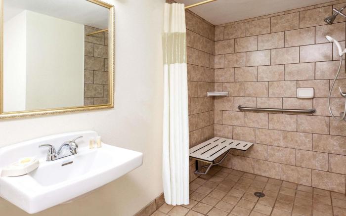 Days Inn & Suites by Wyndham Roseville/Detroit Area