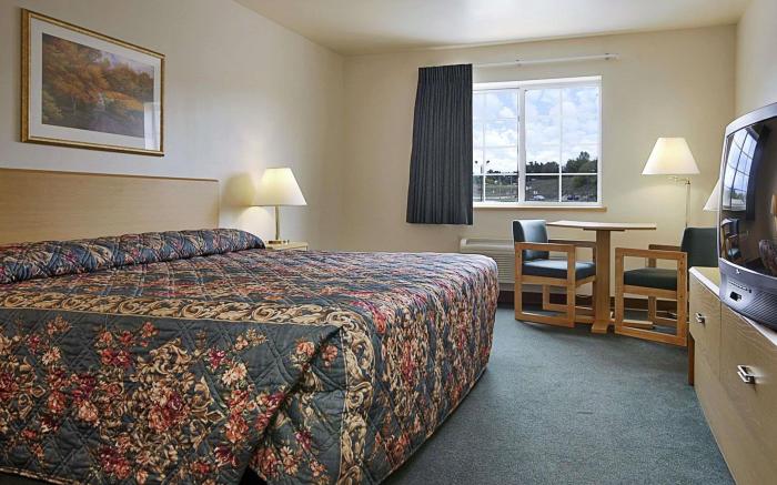 Super 8 By Wyndham Ava