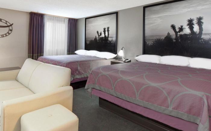 Super 8 By Wyndham Victoria/North/Mall Area