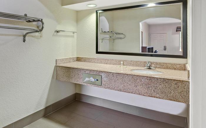 Super 8 By Wyndham Houston Hobby Airport South