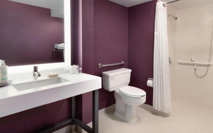Coast Edmonton Plaza Hotel by APA