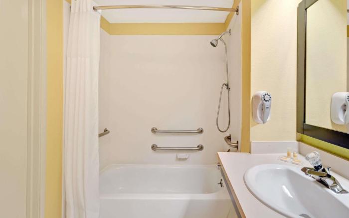 Days Inn & Suites by Wyndham DeSoto