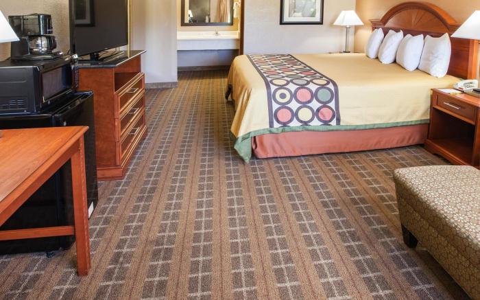 Super 8 by Wyndham Clinton