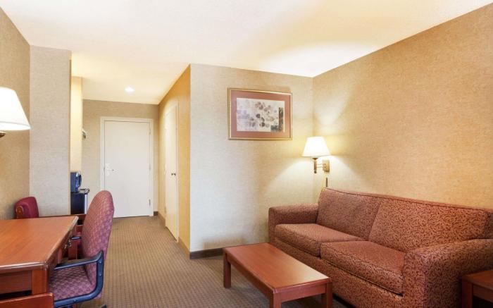 Days Inn & Suites by Wyndham Wynne