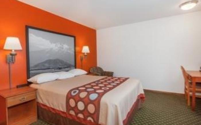 Super 8 by Wyndham Cloverdale Wine Country