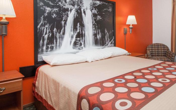 Super 8 by Wyndham Cloverdale Wine Country