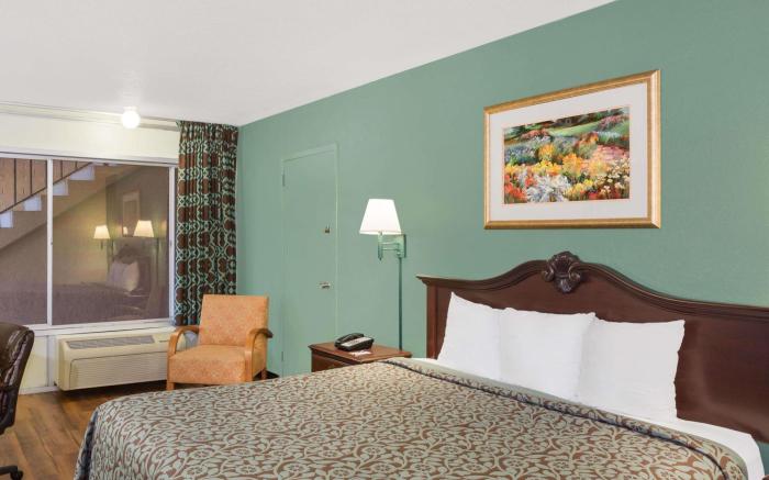 Travelodge by Wyndham Fort Myers North