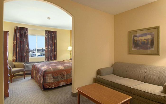 Super 8 By Wyndham Topeka At Forbes Landing