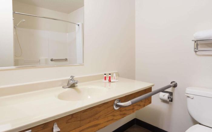 Super 8 By Wyndham Germantown/Milwaukee