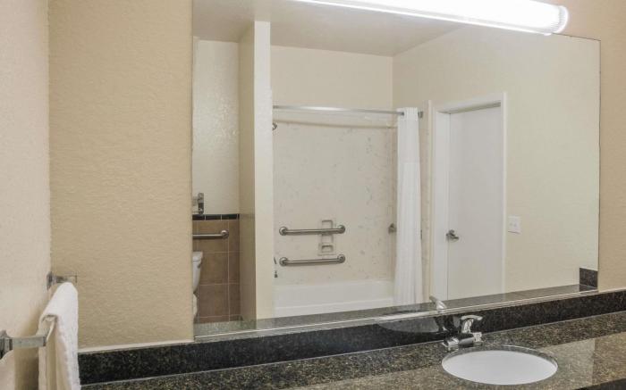 Super 8 By Wyndham Brookshire Tx