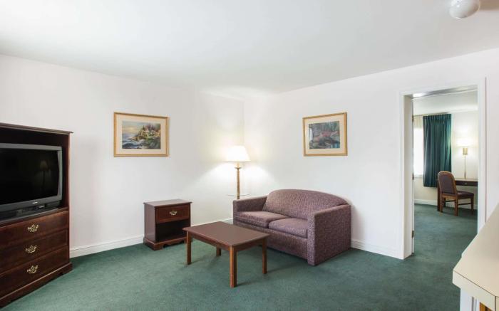 Travelodge by Wyndham Lake George NY