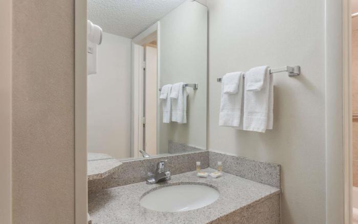 Days Inn & Suites by Wyndham Warren