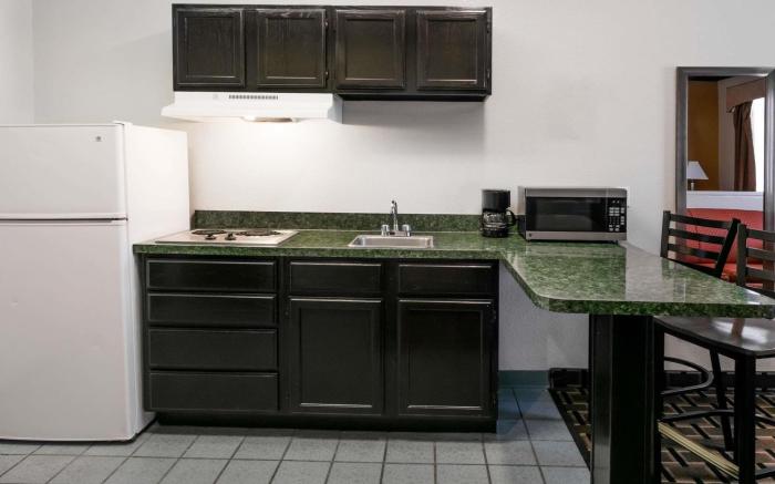 Days Inn & Suites by Wyndham Ft. Worth DFW Airport South
