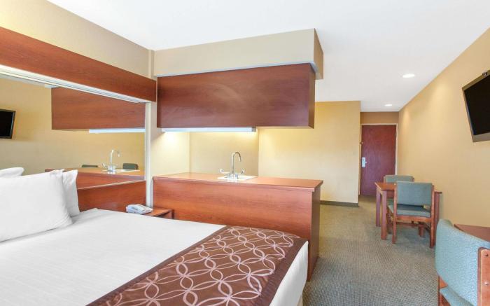 Microtel Inn & Suites by Wyndham Rogers