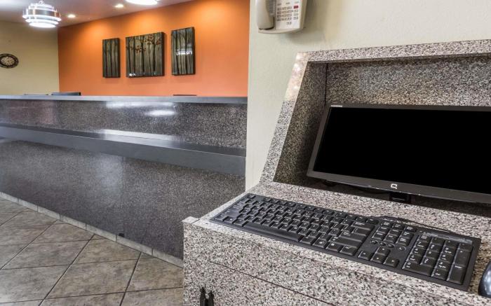 Days Inn & Suites by Wyndham Morris/I-80