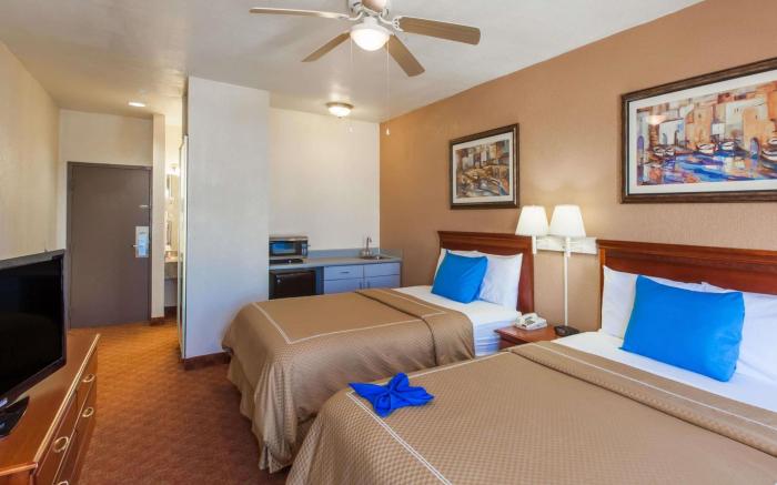 Days Inn & Suites by Wyndham Webster NASA-ClearLake-Houston