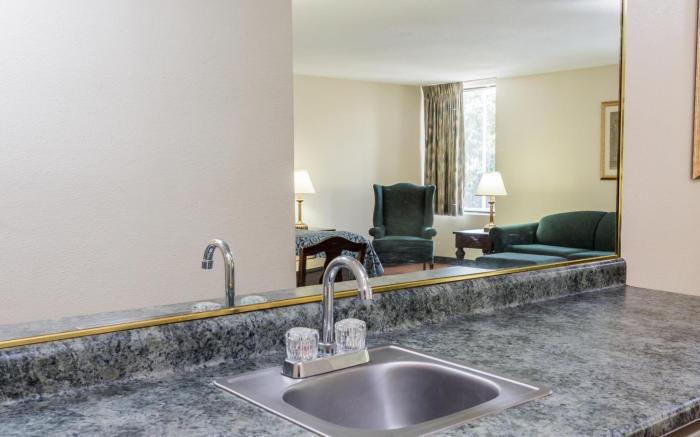 Days Inn & Suites by Wyndham Rocky Mount Golden East