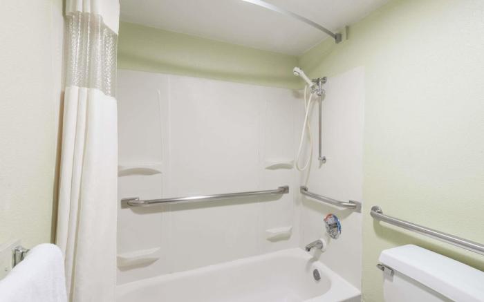 Days Inn & Suites by Wyndham Springfield on I-44