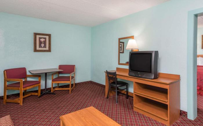 Days Inn & Suites by Wyndham Springfield on I-44