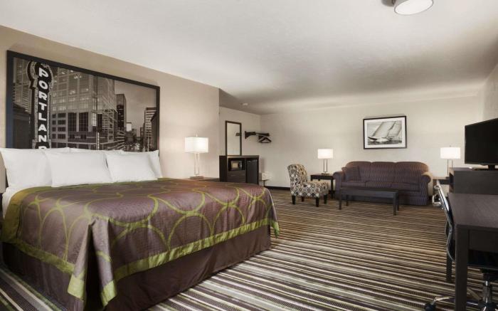 Super 8 By Wyndham Portland Airport