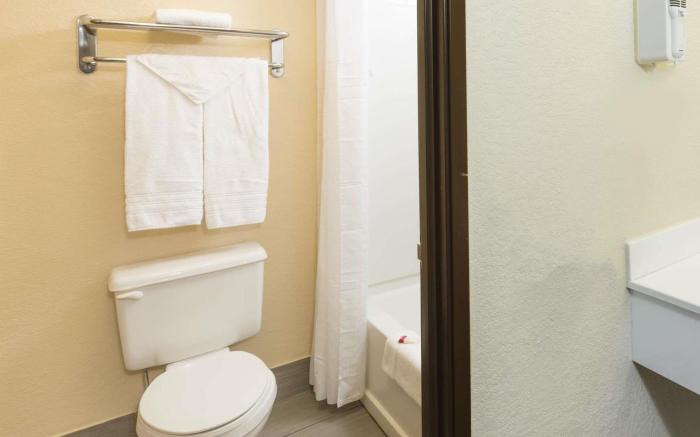 Super 8 By Wyndham Wichita North