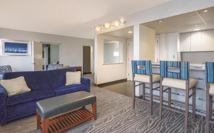 La Quinta Inn and Suites by Wyndham Secaucus Meadowlands