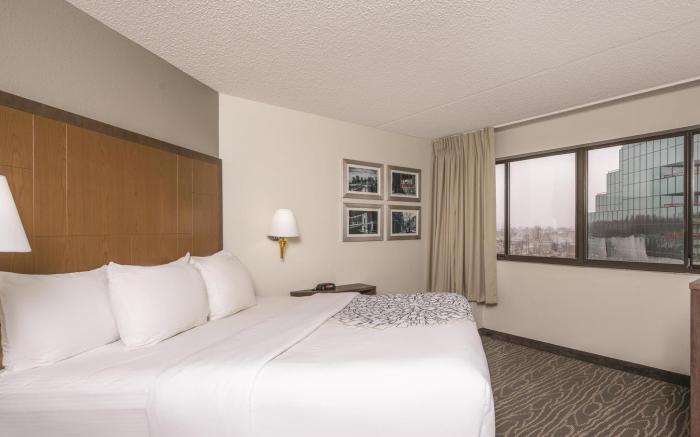 La Quinta Inn and Suites by Wyndham Secaucus Meadowlands