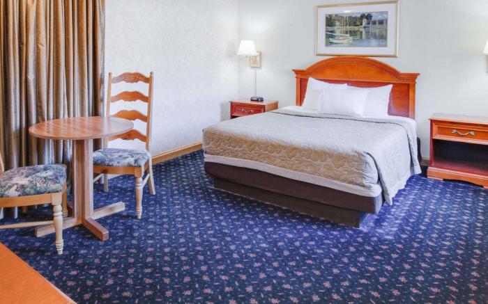 Super 8 By Wyndham Mackinaw City/Beachfront Area
