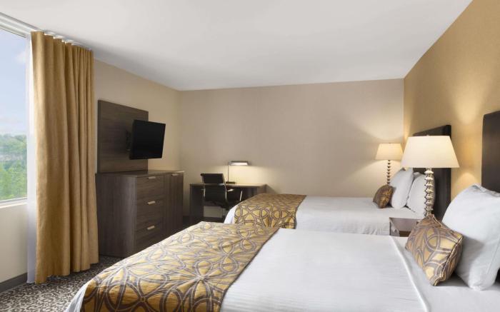 Travelodge by Wyndham Niagara Falls Fallsview