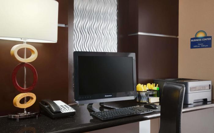 Days Inn & Suites by Wyndham Conroe North