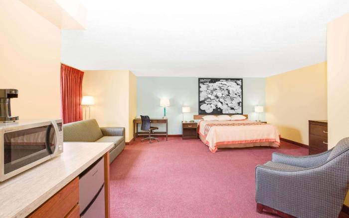 Super 8 by Wyndham Jackson MN