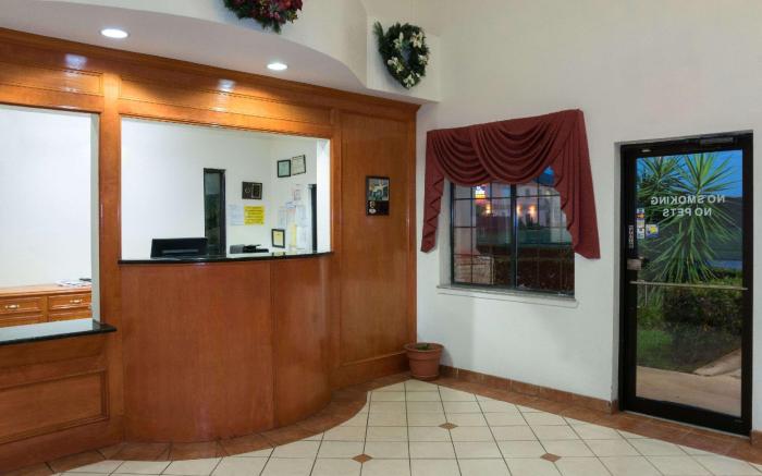 Super 8 By Wyndham Stafford Sugarland Area